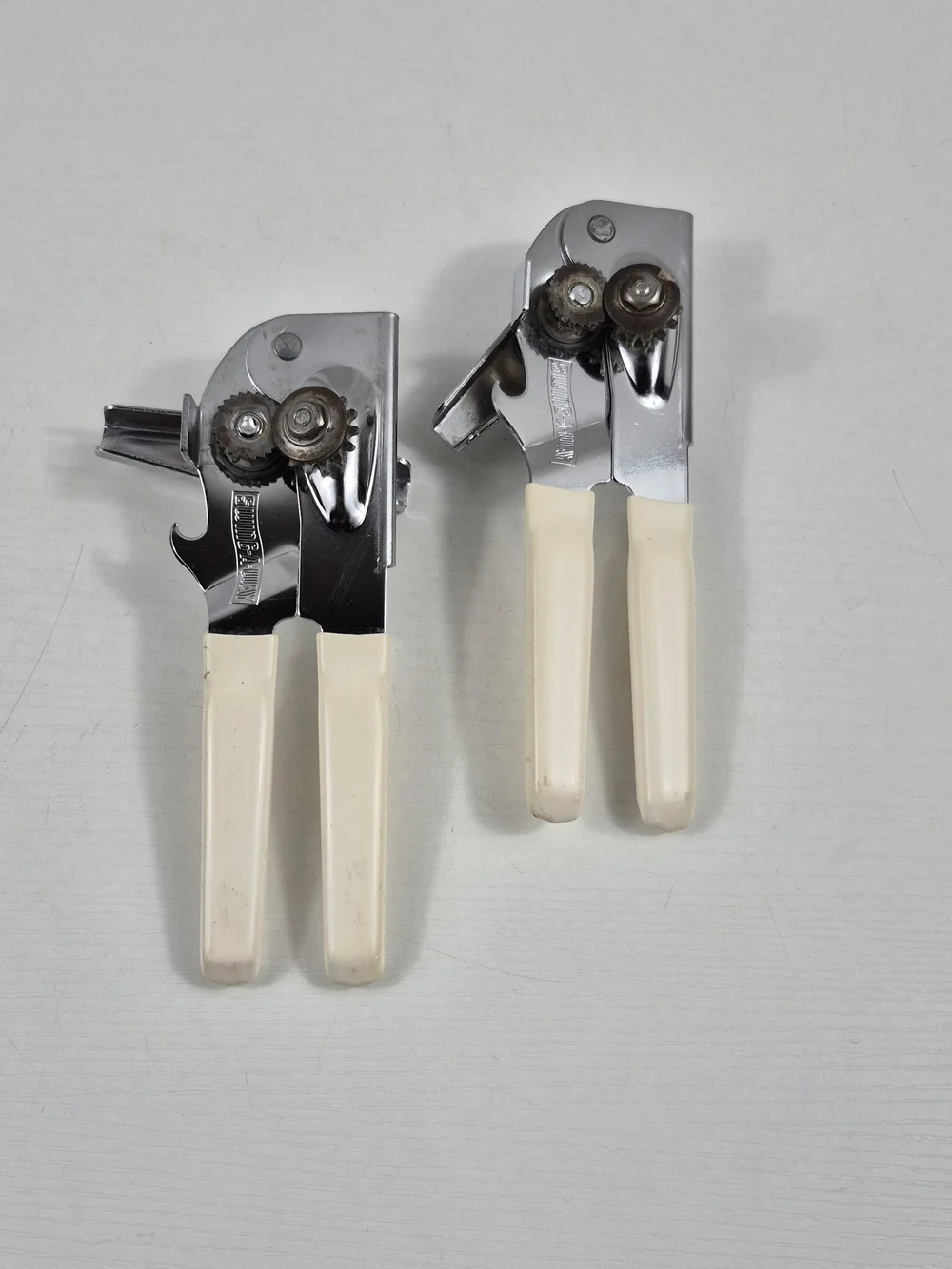 2 Vintage SWING-A-WAY Swing Away Manual Can Opener Bottle Opener Soft Handle USA